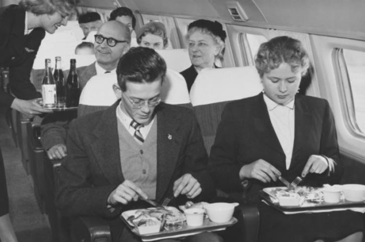 50 Yıl Önce Uçaklarda İkram Edilen Yemekleri Gösteren 22 Şaşırtıcı Fotoğraf