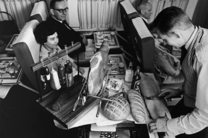 50 Yıl Önce Uçaklarda İkram Edilen Yemekleri Gösteren 22 Şaşırtıcı Fotoğraf