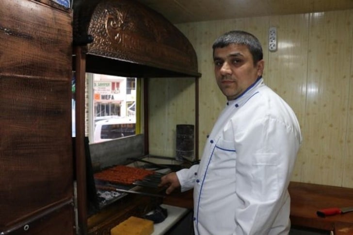 Kamyonu Mutfağa Çevirerek Dükkanın İçine Yerleştiren Karadenizli Dürümcü