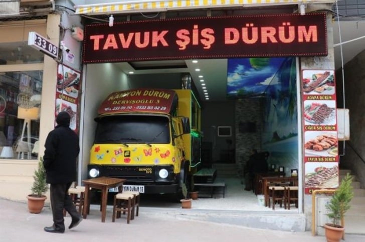 Kamyonu Mutfağa Çevirerek Dükkanın İçine Yerleştiren Karadenizli Dürümcü