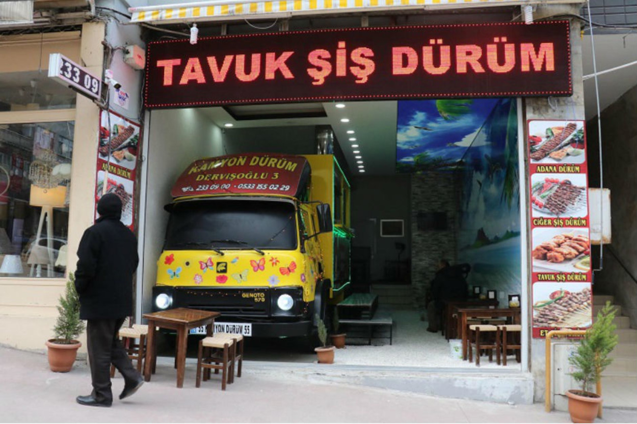 Kamyonu Mutfağa Çevirerek Dükkanın İçine Yerleştiren Karadenizli Dürümcü