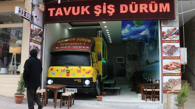 Kamyonu Mutfağa Çevirerek Dükkanın İçine Yerleştiren Karadenizli Dürümcü
