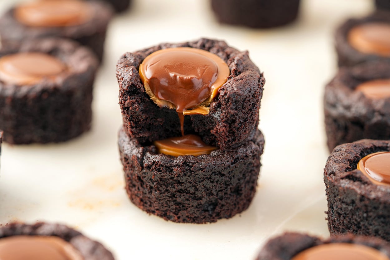 Mini Lokmalıklar: Karamel Dolgulu Mini Brownieler
