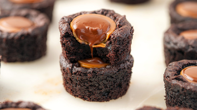Mini Lokmalıklar: Karamel Dolgulu Mini Brownieler
