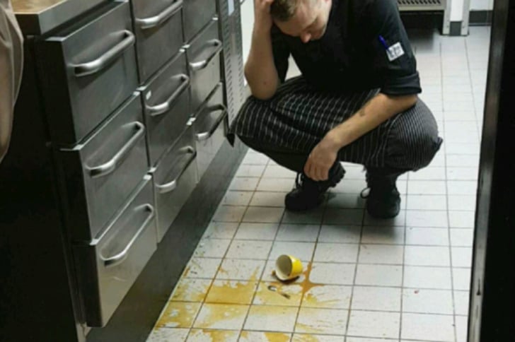 Sadece Restoran Mutfağında Çalışmış Olanların Anlayabileceği 17 Acı Görüntü