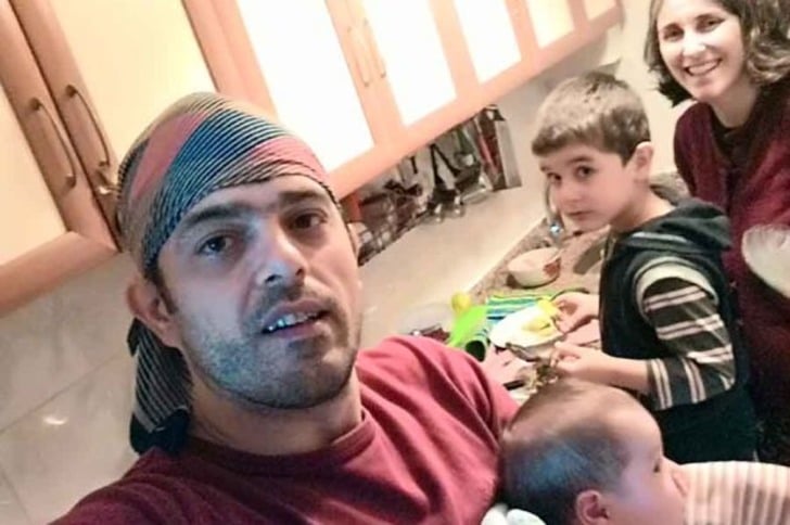 Yaptığı Organik Ekmekleri Yürüyerek Dağıtan "Ev Beyi" Heykeltraş Baba