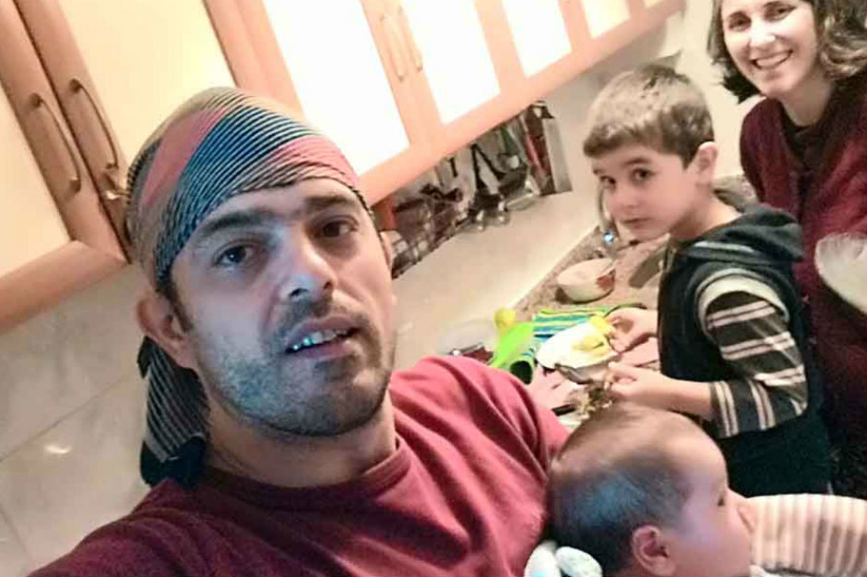 Yaptığı Organik Ekmekleri Yürüyerek Dağıtan "Ev Beyi" Heykeltraş Baba