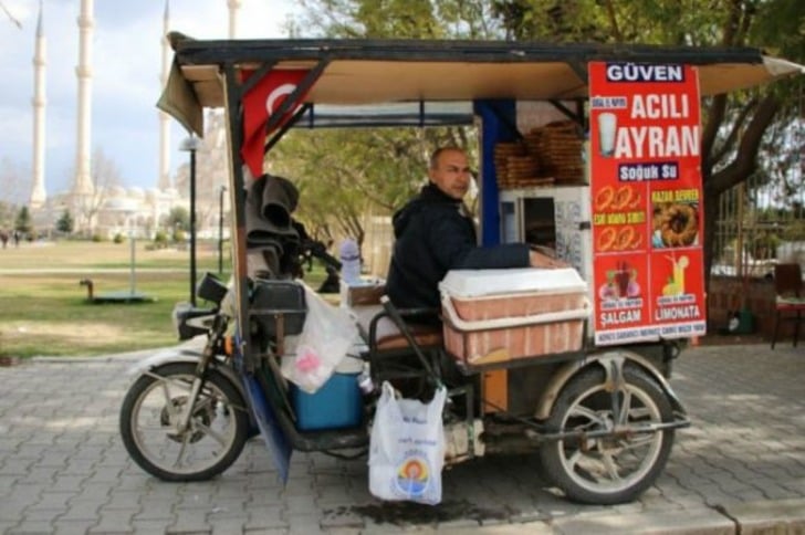 Ayrana Gizli Bir Formül Ekleyip Satış Rekorları Kıran Adanalı Seyyar Satıcı