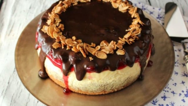 Maharet Konuşuyor: Vişneli ve Çikolata Soslu Cheesecake