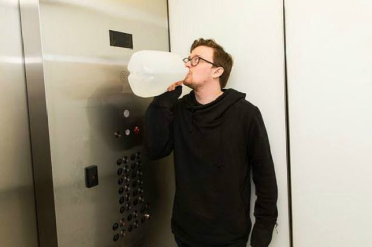 Çılgın Deney: 1 Ay Boyunca Her Gün Yaklaşık 4 Litre Su İçince Neler Oluyor?