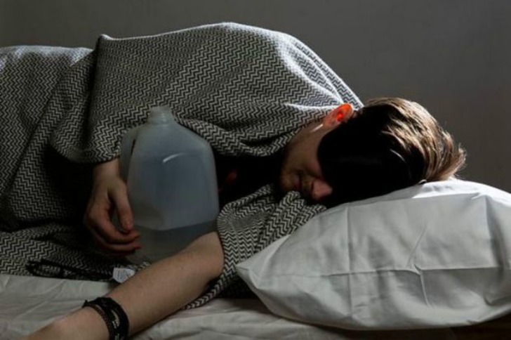 Çılgın Deney: 1 Ay Boyunca Her Gün Yaklaşık 4 Litre Su İçince Neler Oluyor?