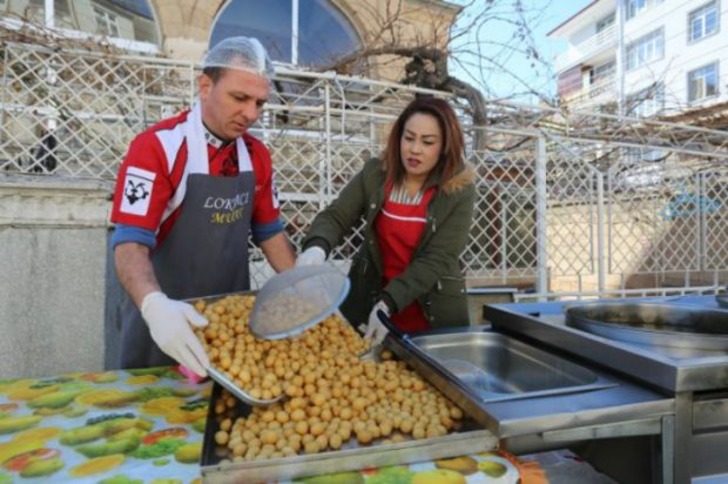 Karaman'da Lokma Dağıtarak Taylandlı Bir Kadının Kalbini Çalan Adam