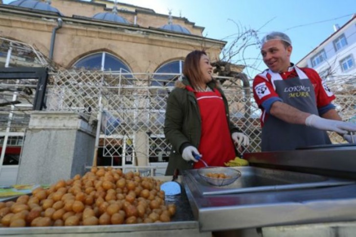 Karaman'da Lokma Dağıtarak Taylandlı Bir Kadının Kalbini Çalan Adam