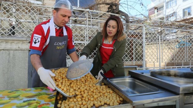 Karaman'da Lokma Dağıtarak Taylandlı Bir Kadının Kalbini Çalan Adam