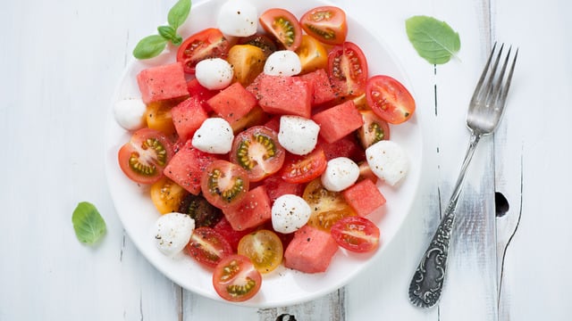 Diyet Yaptırır: Karpuzlu Domates Salatası