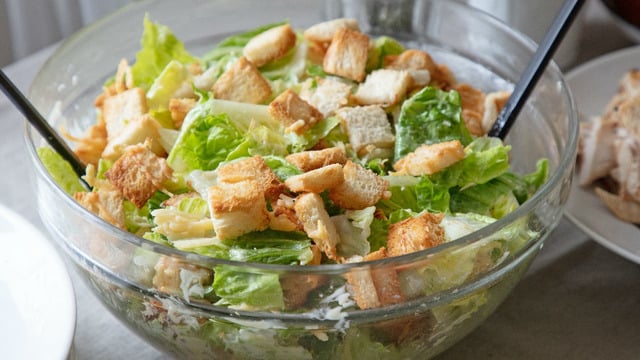 Yoğurtlu Sosuyla: Diyet Sezar Salatası