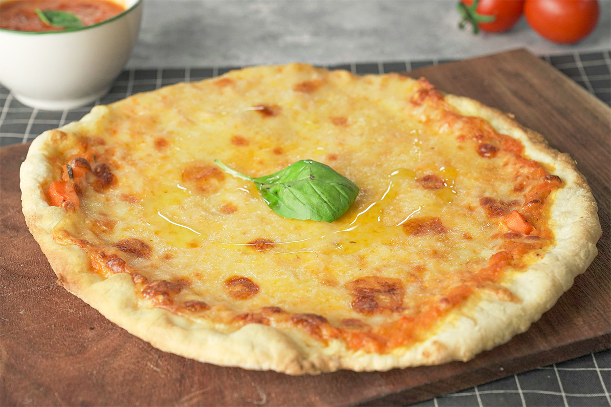 Ev Keyfinin Adı: Peynirli Pizza