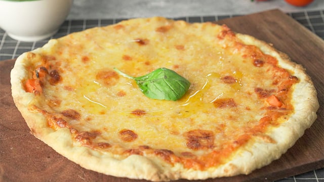 Ev Keyfinin Adı: Peynirli Pizza