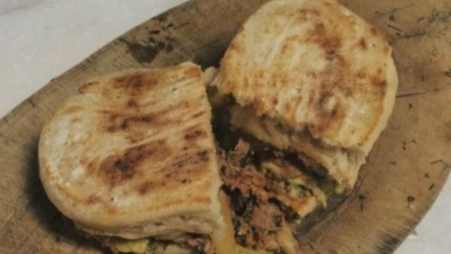 Ton Balığı Sürpriziyle: Guacamole Soslu Bazlama Sandviç