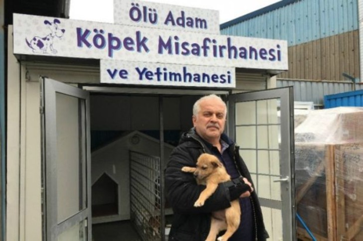 10 Yıldır Elleriyle Beslediği Sokak Hayvanları İçin Aşevi Açan Koca Yürekli İş Adamı