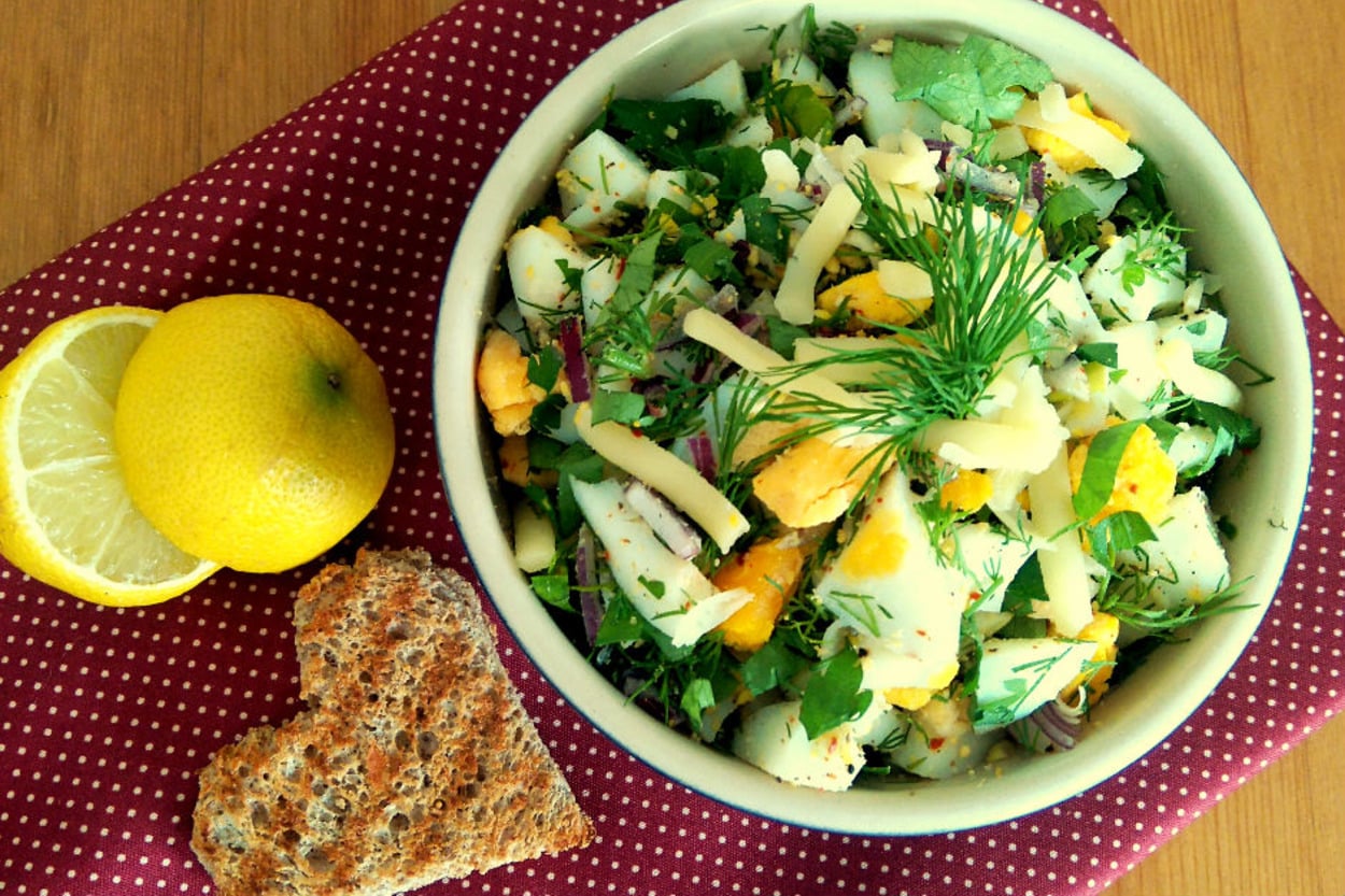 Kahvaltınıza Renk Katar: Kaşarlı Yumurta Salatası