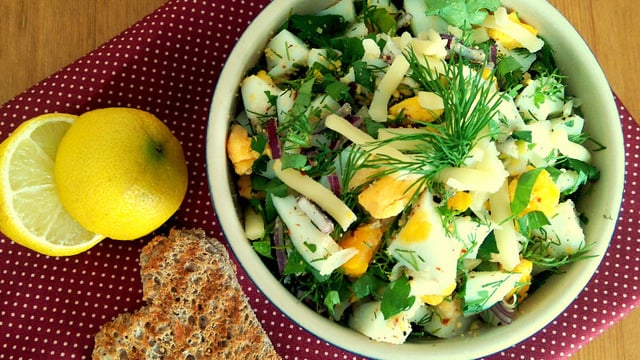 Kahvaltınıza Renk Katar: Kaşarlı Yumurta Salatası