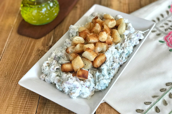 Çıtır Yufkalı Tavuklu Nohut Salatası Tarifi