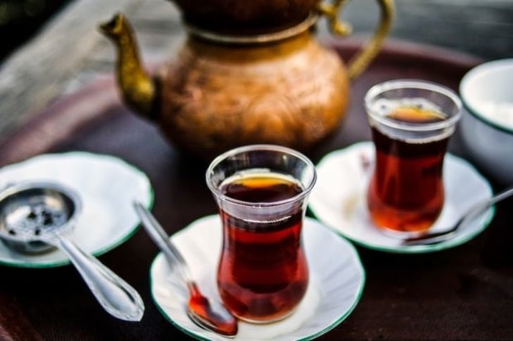 Neden Bu Kadar Çok Sevdiğimizi Açıklıyor: Türk Çayının Bir Hayli İlginç Tarihi