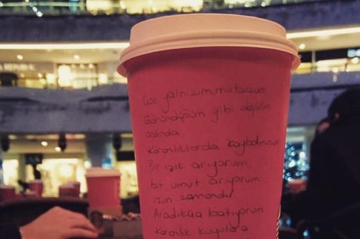 Kahveyi Ona Şiir Yazacak Kadar Çok Sevenler İçin 16 Şiir Starbucks'ta Örneği