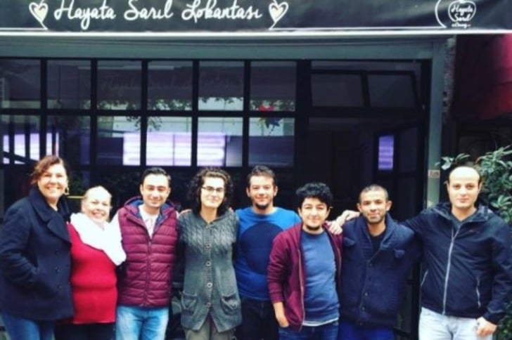 Evsizleri Ücretsiz Doyuran Türkiye'nin İlk Evsizler Lokantası: Hayata Sarıl Lokantası
