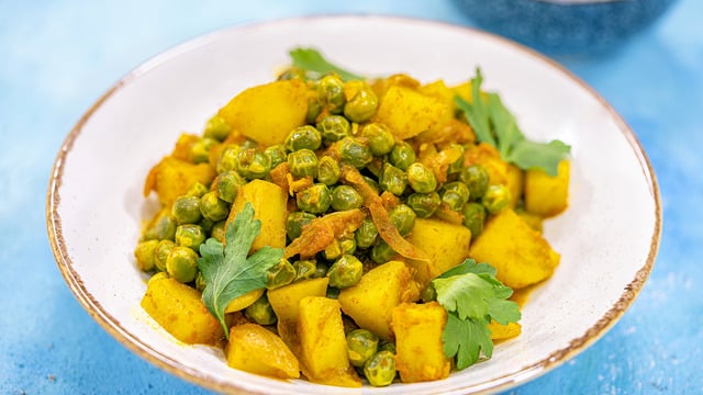 Lezzeti Baharatında: Patatesli ve Bezelyeli Curry