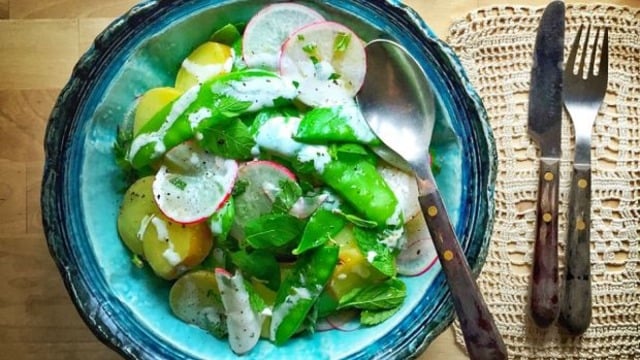 Tabaklara Bahar Geldi: Sultani Bezelyeli Patates Salatası