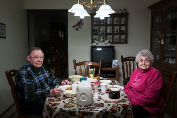 Farklı Evlerde Yaşanan Akşam Yemeklerini Anlatan 32 Çarpıcı Fotoğraf