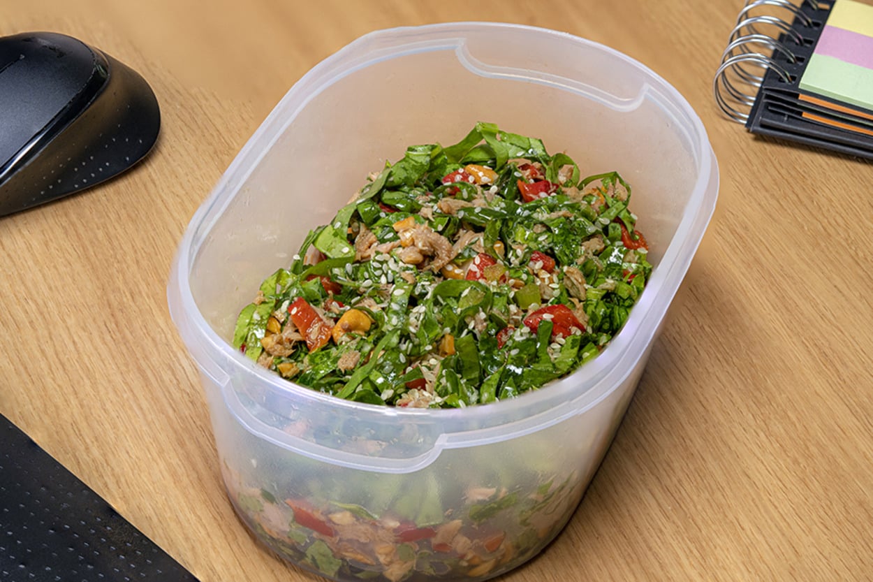 Bu Kez Çok Farklı: Ton Balıklı Pazı Salatası