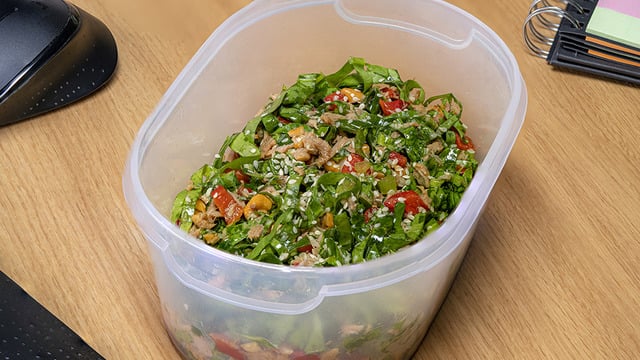 Bu Kez Çok Farklı: Ton Balıklı Pazı Salatası