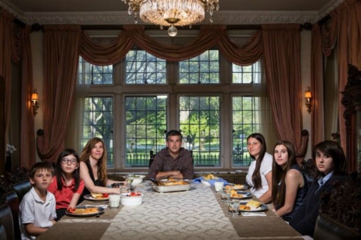 Farklı Evlerde Yaşanan Akşam Yemeklerini Anlatan 32 Çarpıcı Fotoğraf