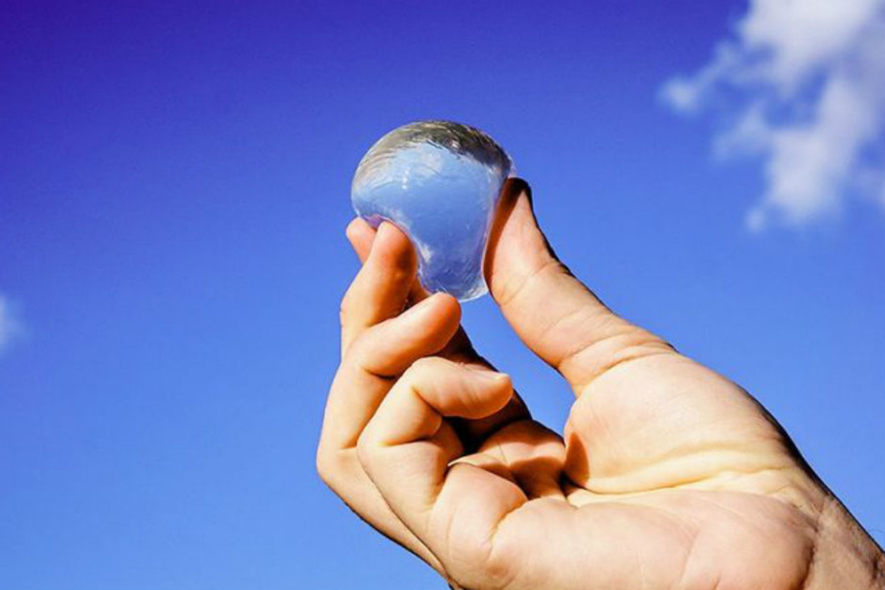 Bilim İnsanlarından Plastik Şişelerin Yerini Alacak Yeni İcat: Yenilebilir Su Baloncukları