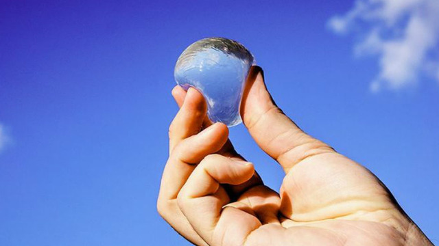Bilim İnsanlarından Plastik Şişelerin Yerini Alacak Yeni İcat: Yenilebilir Su Baloncukları