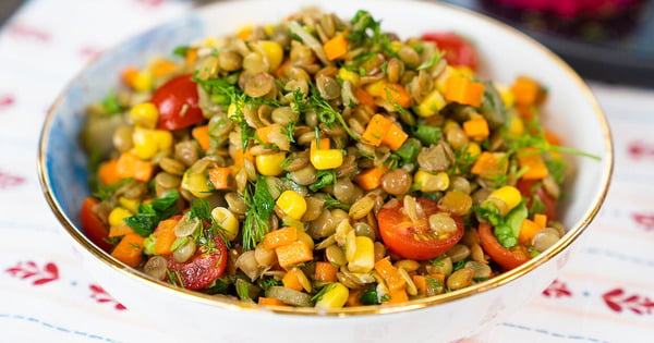 mercimek-salatasi-sunum-yemekcom
