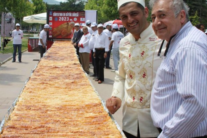 Guinness'e "Türk'e İmkansız De Sonra Otur İzle" Yazdıran 11 Yemekli Rekor