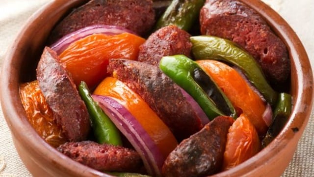 Suyuna Banılası: Güveçte Sucuk