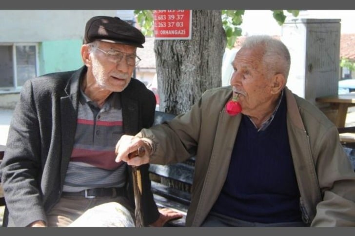 Sigara İçmemek İçin 59 Yıldır Ağzında Gülle Dolaşan Ali Rıza Amca'nın Hikayesi