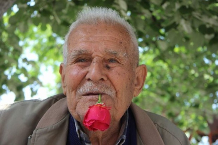 Sigara İçmemek İçin 59 Yıldır Ağzında Gülle Dolaşan Ali Rıza Amca'nın Hikayesi