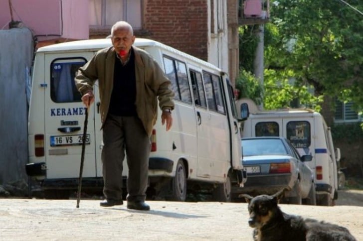 Sigara İçmemek İçin 59 Yıldır Ağzında Gülle Dolaşan Ali Rıza Amca'nın Hikayesi