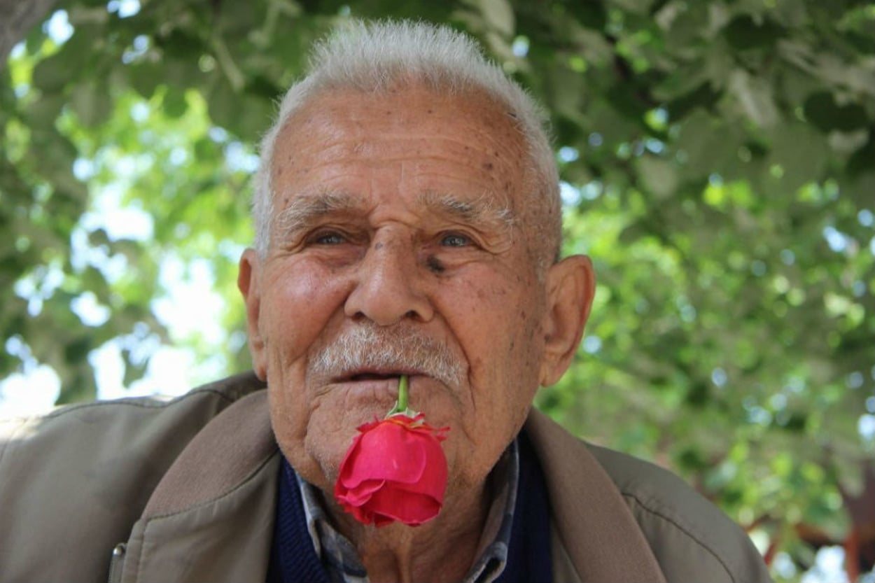 Sigara İçmemek İçin 59 Yıldır Ağzında Gülle Dolaşan Ali Rıza Amca'nın Hikayesi