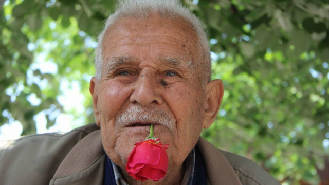 Sigara İçmemek İçin 59 Yıldır Ağzında Gülle Dolaşan Ali Rıza Amca'nın Hikayesi