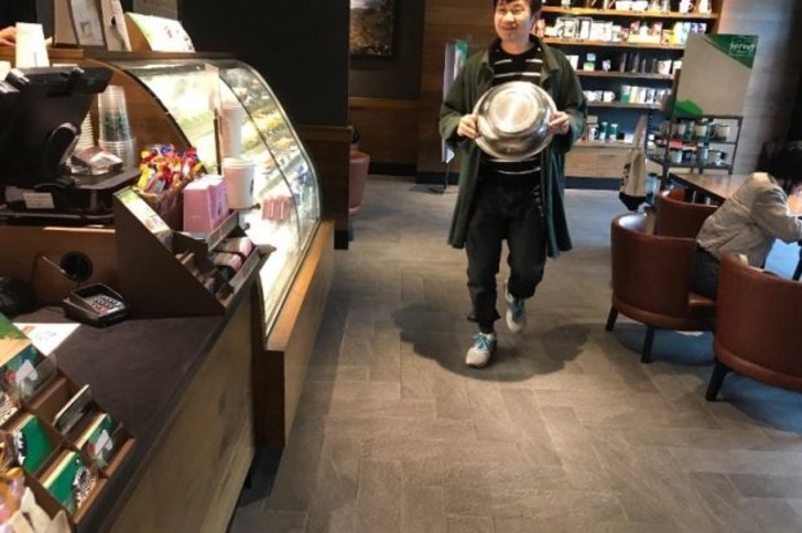 "Kendi Kupanı Getir" Gününde Starbucks'ı Acımasızca Trollemeye Çalışan Çinliler