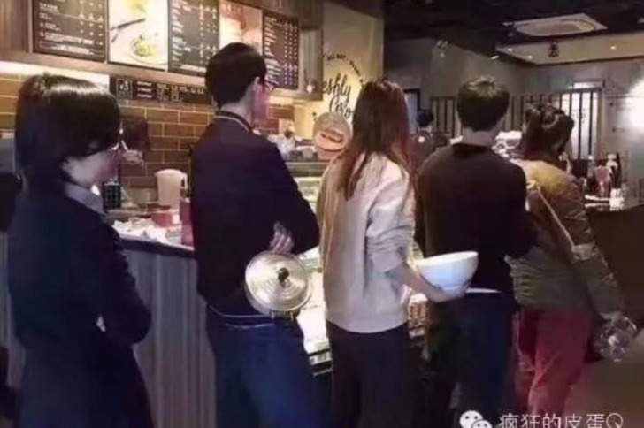 "Kendi Kupanı Getir" Gününde Starbucks'ı Acımasızca Trollemeye Çalışan Çinliler