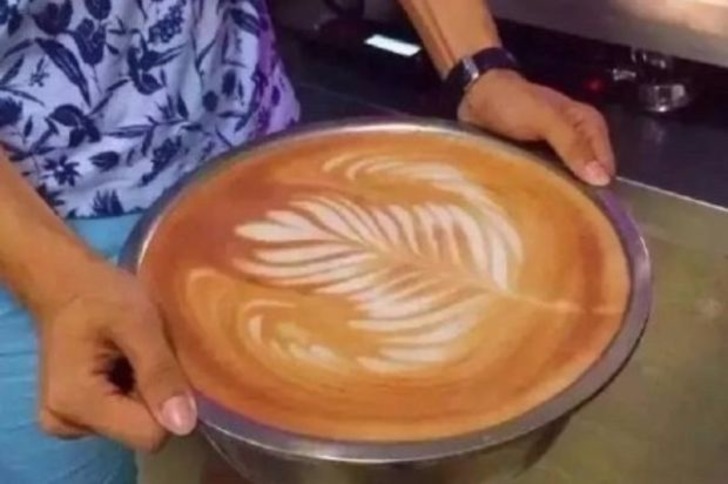 "Kendi Kupanı Getir" Gününde Starbucks'ı Acımasızca Trollemeye Çalışan Çinliler