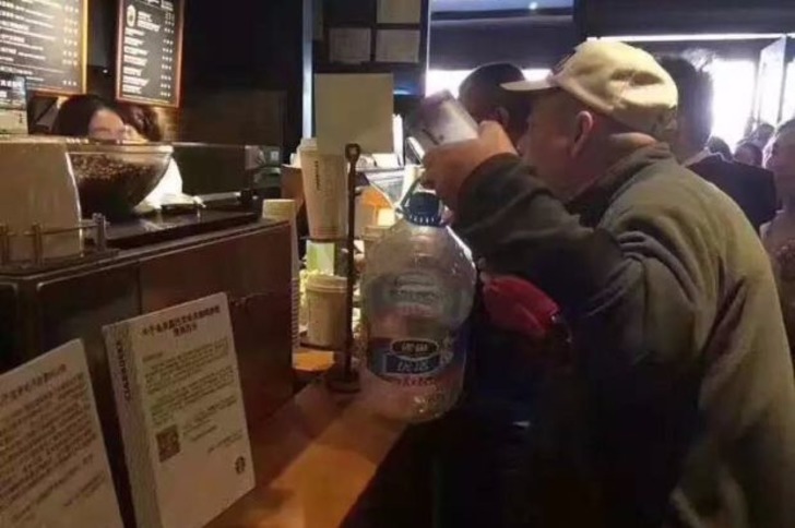 "Kendi Kupanı Getir" Gününde Starbucks'ı Acımasızca Trollemeye Çalışan Çinliler